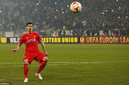 Cú sút lên trời của Dejan Lovren khiến Liverpool bị loại khỏi Europa League.
